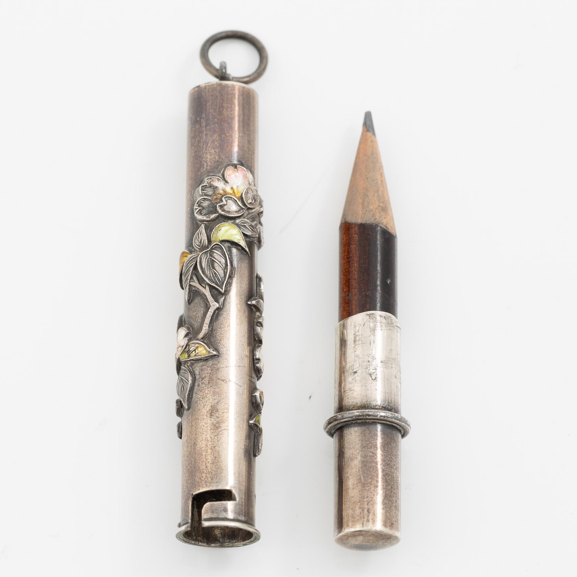 Pennhylsa med penna, silver med emalj i form av körsbärsblom, omkring sekelskiftet 1900.