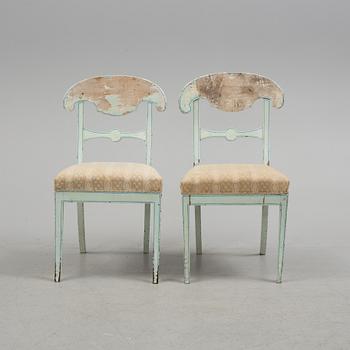 STOLAR, 2 st och TABURETT, en etikettmärkt med Stockholms stolmakareämbetes sigill. Empire, 1800-talets första hälft.
