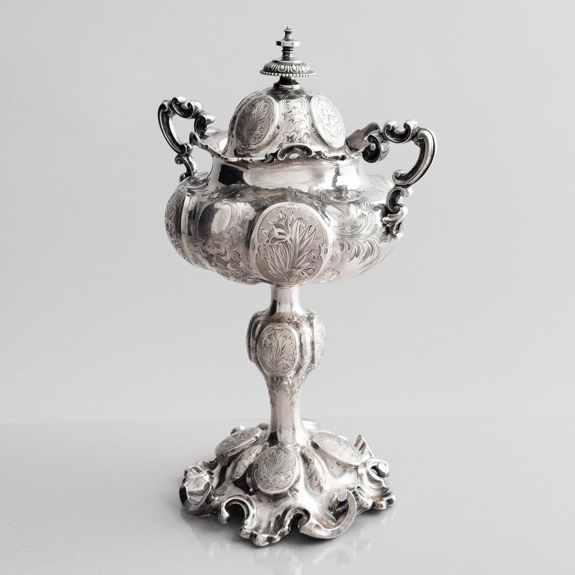 Gustav Möllenberg, uppsatsskål med lock, silver, Stockholm 1863.