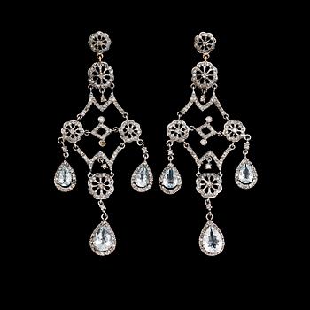 ÖRHÄNGEN, 1 par, 18 k guld och silver, diamanter tot ca 2.10 ct, akvamariner tot ca 4.18 ct.