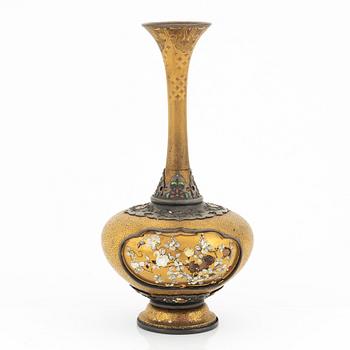 Vas, guldlack, silvermonterad. Shibayamastil, Japan, Meiji (1868-1912).