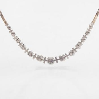 Collier, 14K vitguld, med briljantslipade diamanter totalt ca 11.94 ct. Med intyg.