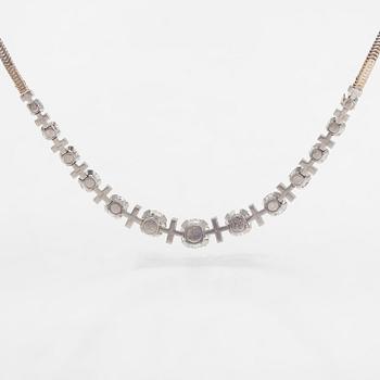 Collier, 14K vitguld, med briljantslipade diamanter totalt ca 11.94 ct. Med intyg.