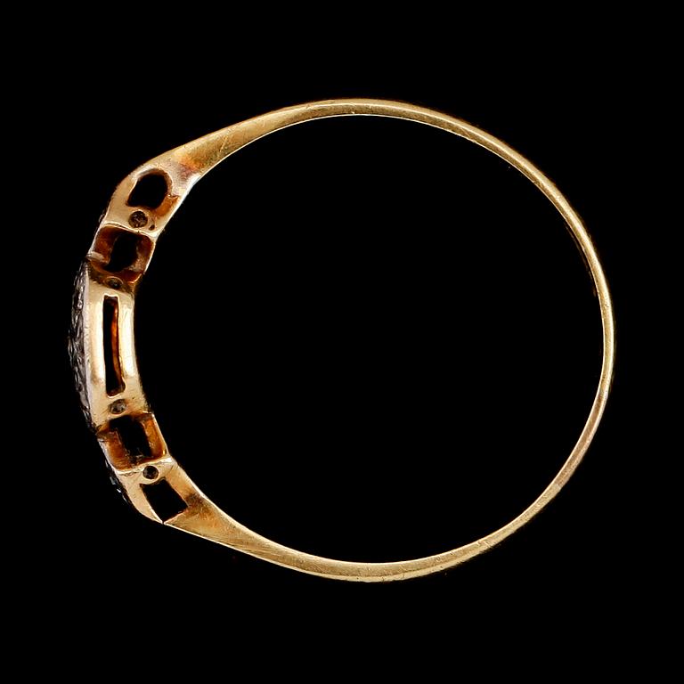 RING, 18 k guld och platina, med små diamanter, England, 1800-/1900-tal. Vikt ca 2 gram.