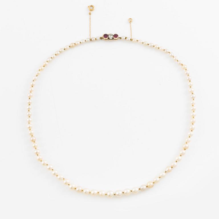 Pärlcollier lås 18K guld med en gammalslipad diamant och rosa stenar.