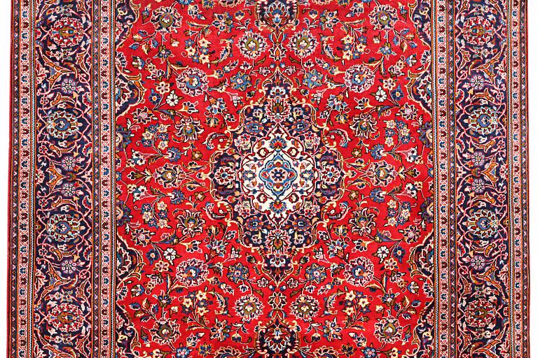 A Kashan carpet, c. 291 x 205 cm.