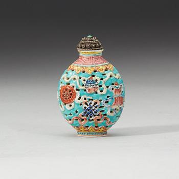 A famille rose snuff bottle, late Qing dynasty.