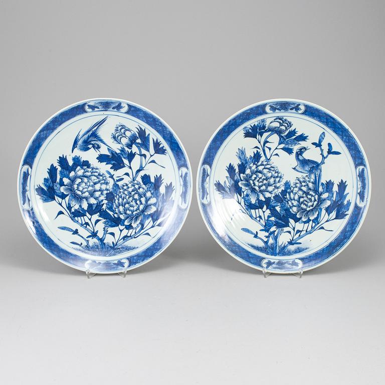 Two blue and white dishes, Qing dynasty, late 19th/early 20th century.