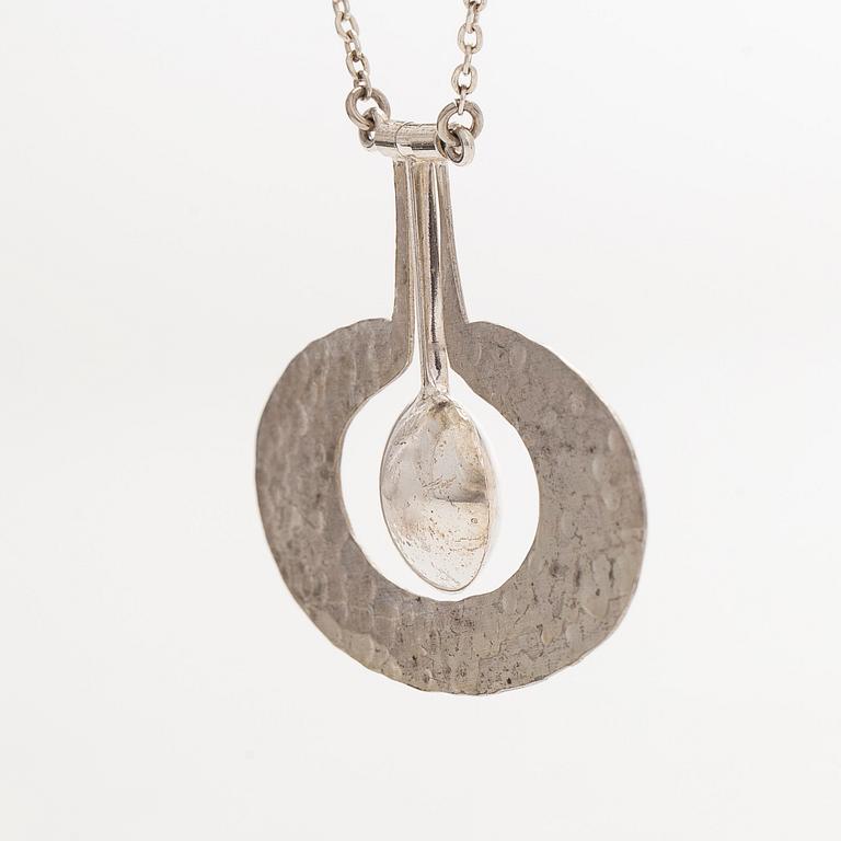 Tapio Wirkkala, kaulakoru "Päärynä", sterlinghopeaa. Kultakeskus, Hämeenlinna 1975.