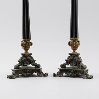 KANDELABRAR, 1 par, patinerad brons, senempire, 1800-talets mitt.