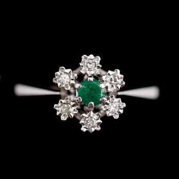 RING, 18 k vitguld, smaragd och 6 mindre briljantslipade diamanter.