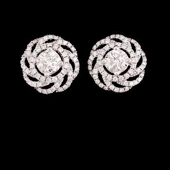 ÖRHÄNGEN, 1 par, 18 k vitguld, briljantslipade diamanter, tot ca 1.40 ct.