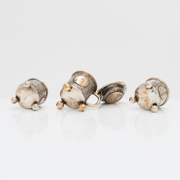 Saltkar och dryckeskanna i miniatyr, silver, C G Hallberg, Stockholm 1900-1904. I original ask.