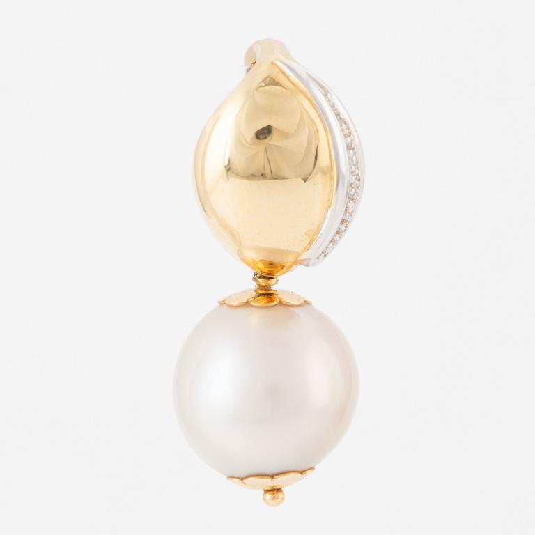 Pendant, 18K gold with small brilliant-cut diamonds and a cultured South Sea pearl.