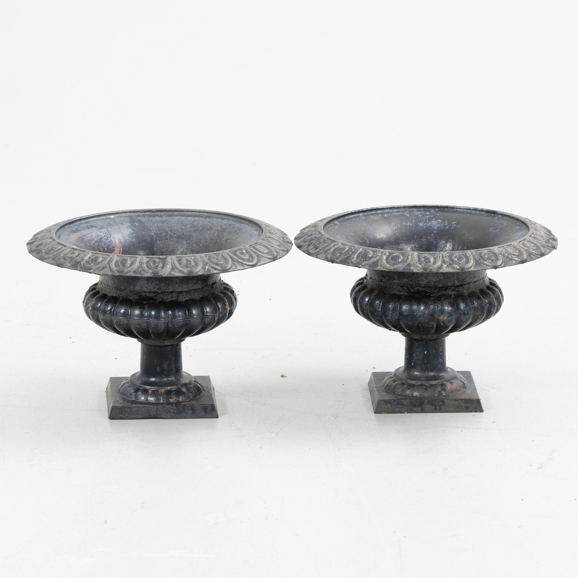 Garden urns, a pair, later part of the 20th century.