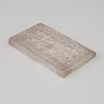 CIGARETTETUI, silver, Persien (Iran), Pahlavi dynastin, 1900-talets första hälft. Totalvikt ca 157 gram.