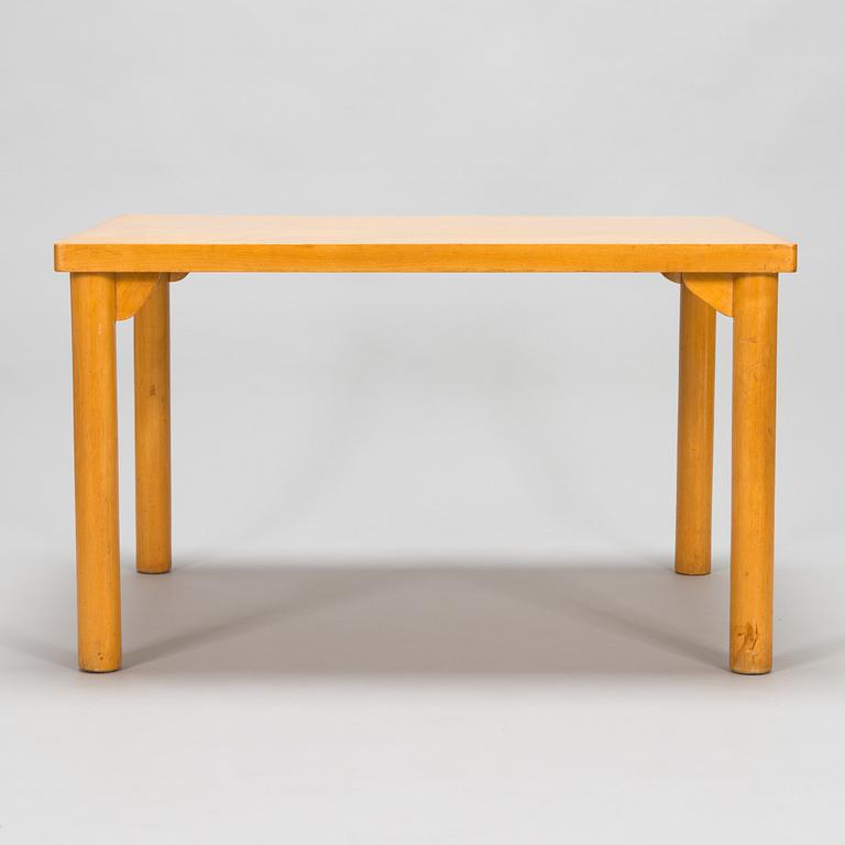 Aino Aalto, soffbord, modell 77 C för O.Y. Huonekalu- ja Rakennustyötehdas A.B. 1900-talets mitt.