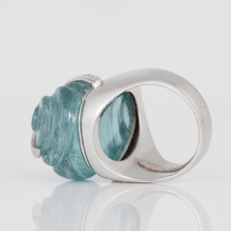 RING, design Siegfried Egger, med snidad akvamarin och diamanter.