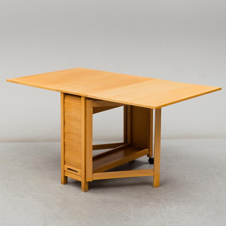 A gateleg table and 4 chairs, late 20th century.