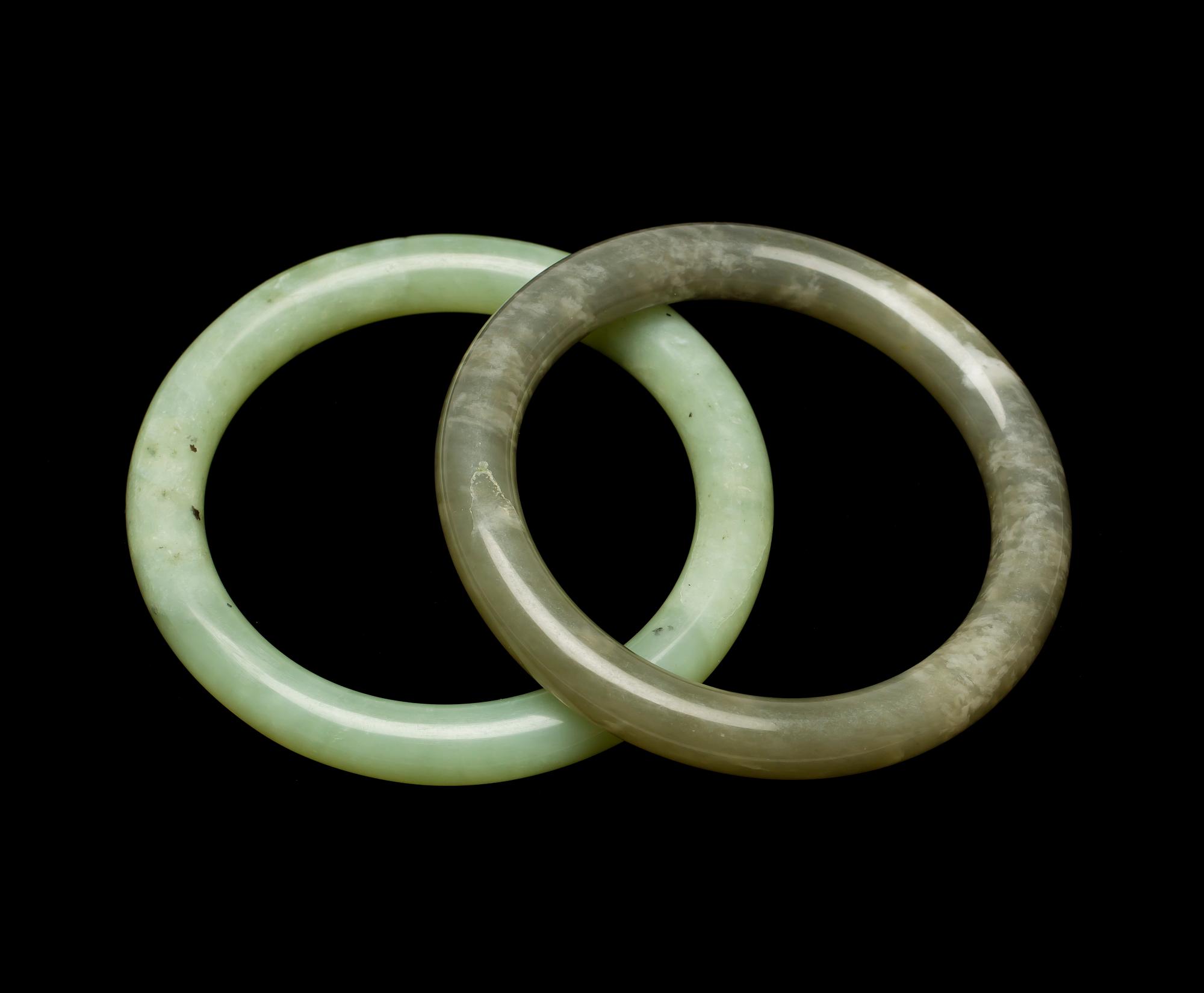 ARMBAND, 2 st, jadeit. Kina.