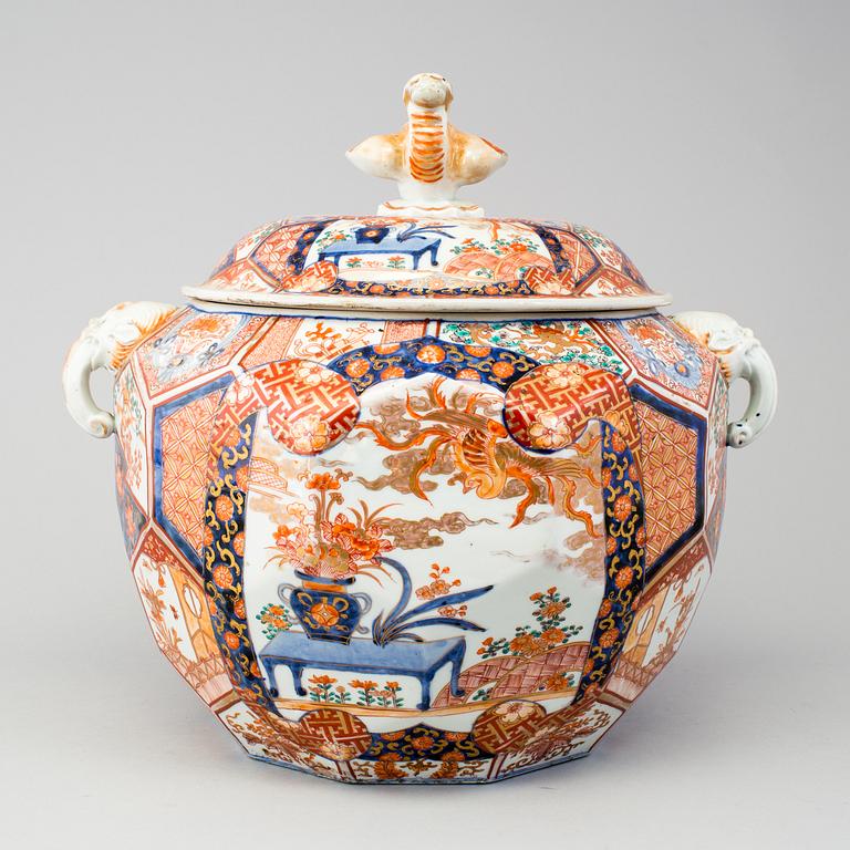 A Japanese imari jar with cover, Meiji period (1868-1912).