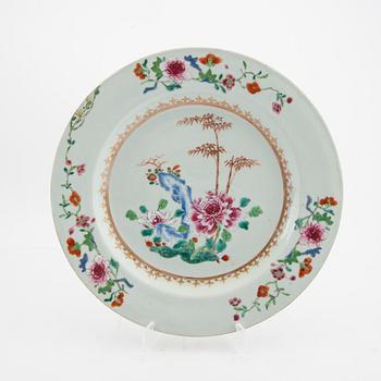 A Chinese famille rose porcelain plate, Qing dynasty, Qianlong (1736-95).