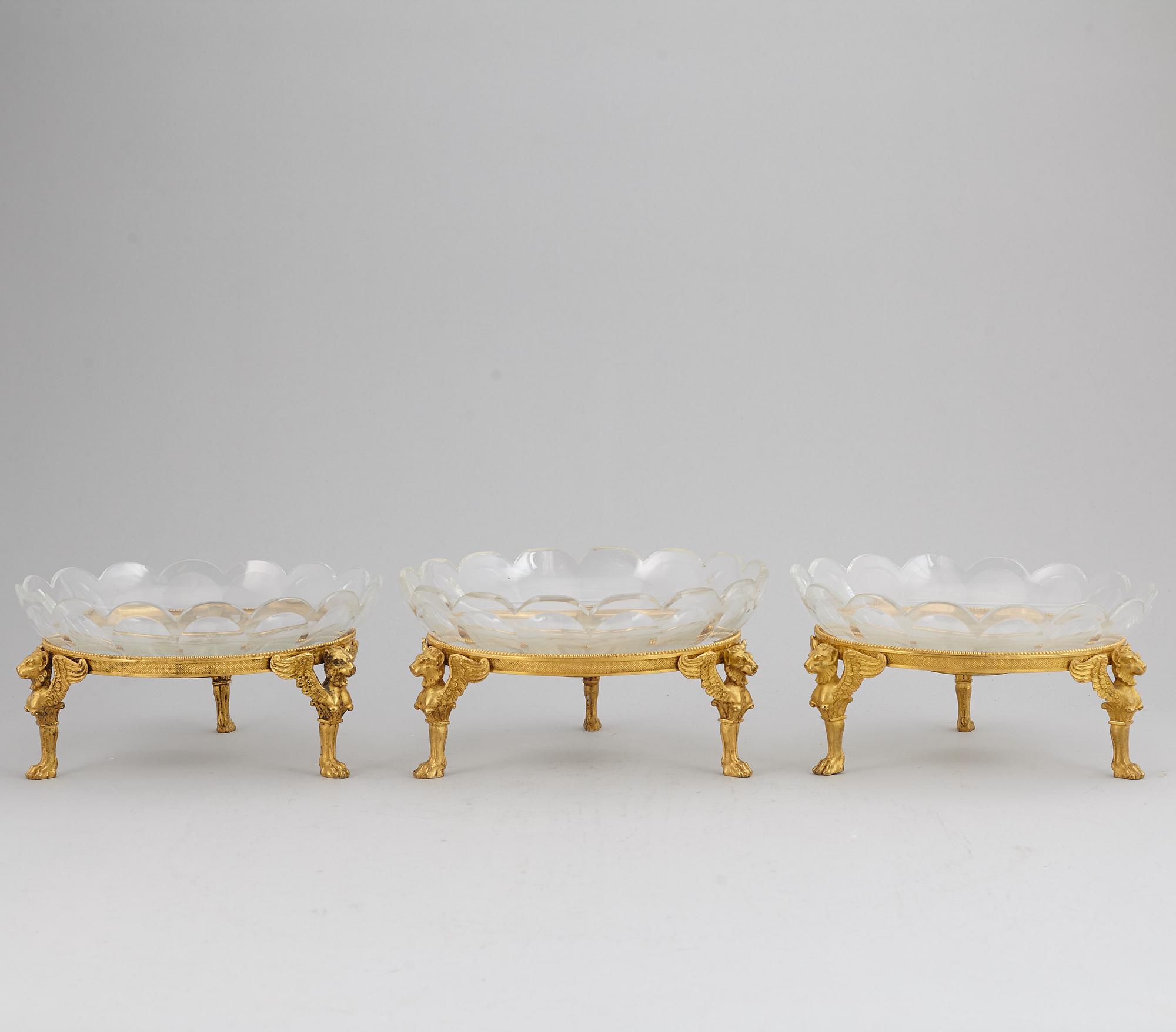 UPPSATSSKÅLAR tre stycken, 1800-talets andra hälft, empirestil.