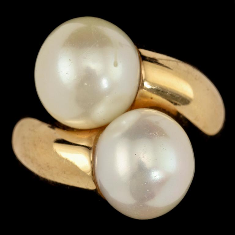 RING, 18k guld med 2 odlade pärlor. Vikt 13 g.