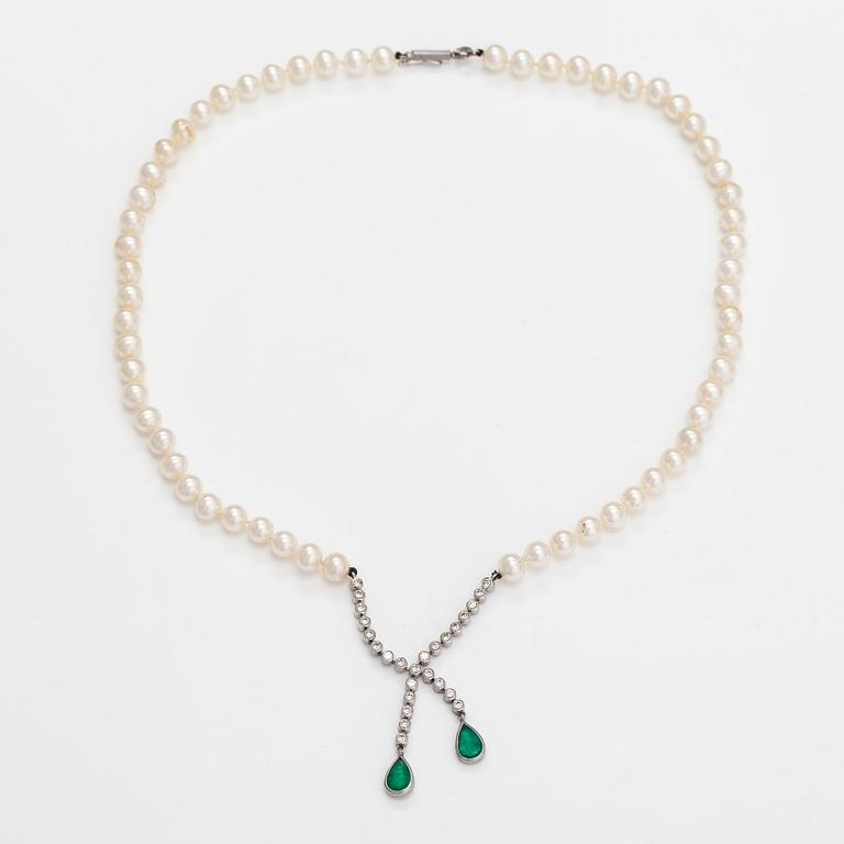 A pearl collier with cultured pearls, 14K and 18K white ogld, emeralds and diamonds ca. 0.60 ct in total.