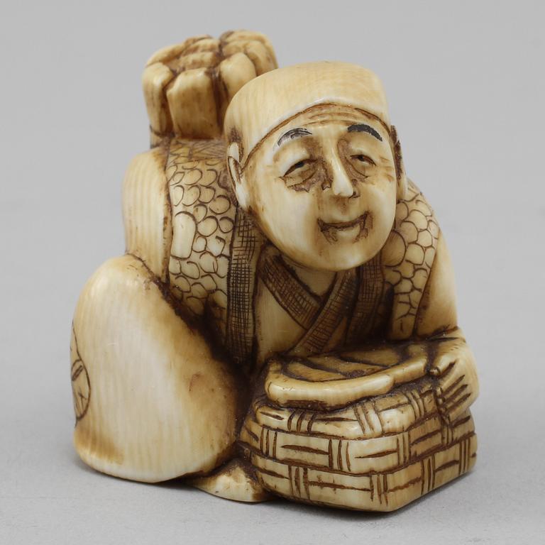 NETSUKE, ben, Japan, signerad, 1900-talets första hälft.