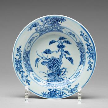 930. A set of six blue and white dishes, Qing dynasty, Qianlong (1736-95).