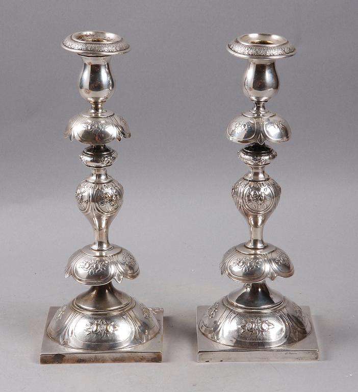 LJUSSTAKAR, ett par, nysilver, rokokostil, Norblin & Co, Warsawa, Polen, 1900-talets första hälft.