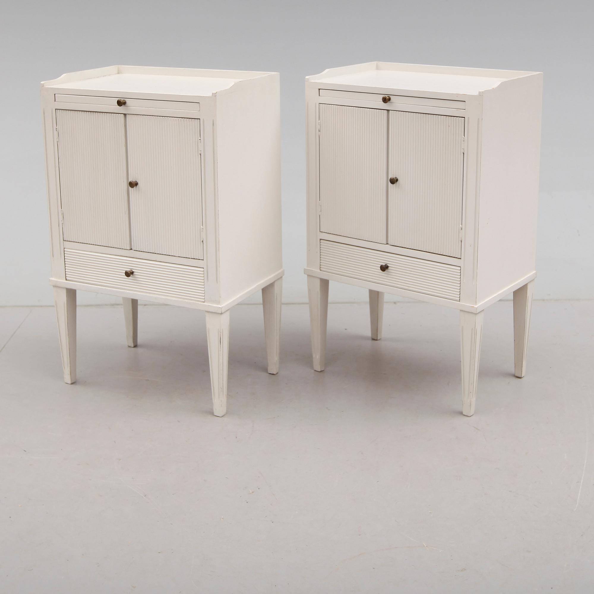 SÄNGBORD, 1 par, gustaviansk stil, 1900-talets andra hälft.