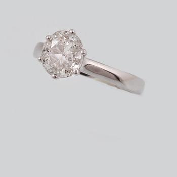 RING, 18K vitguld med äldre briljantslipad diamant ca 1.30 ct. Vikt 3,1 gram.
