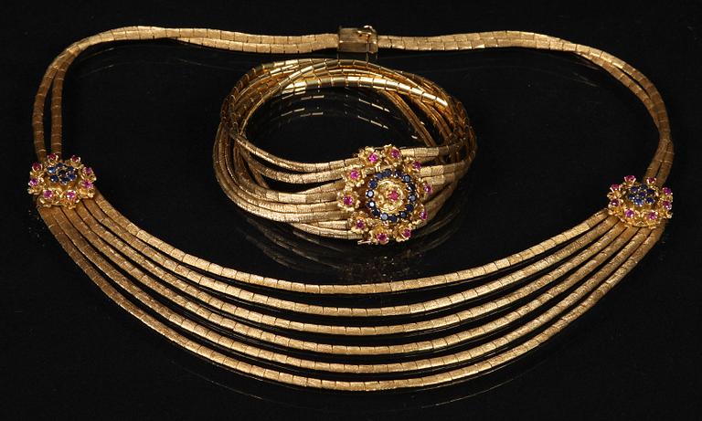 HALSBAND samt ARMBAND, 18K guld, med rosa och blå safirer, 122 g.