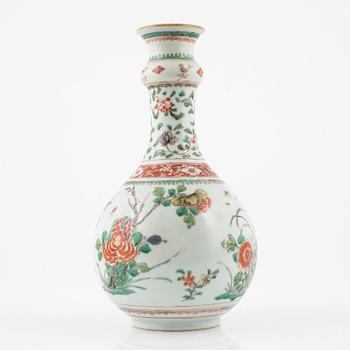 Vas, porslin. Qingdynastin, Kangxi (1662-1722
).