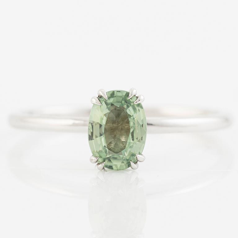 Ring 14K white gold with green sapphire and brilliant-cut diamonds.