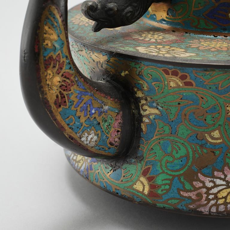 A Japanese cloisonné pot, circa 1900.