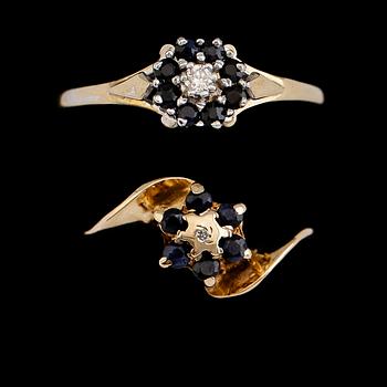 RINGAR, 2 st, 9 k guld med diamanter samt blå stenar. Total vikt ca 3 gram.