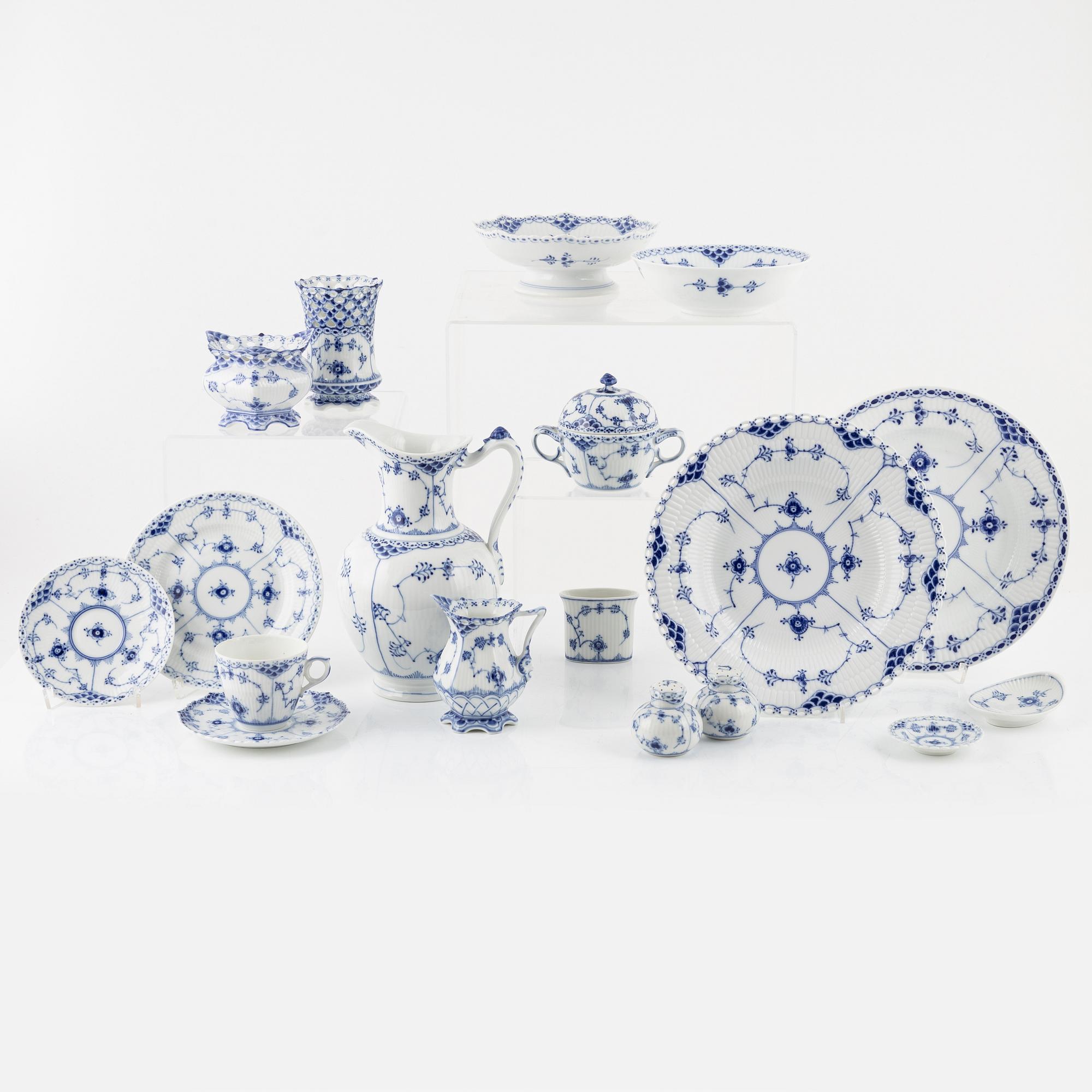 Royal Copenhagen. A 89 pieces porcelain Musselmalet service, Denmark, second half of the 20th century.