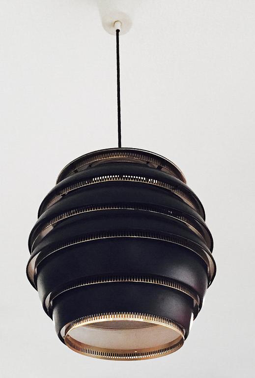 ALVAR AALTO, KATTOVALAISIN. Mehiläispesä A332. Valmistanut Valaistustyö. Suunniteltu 1953.