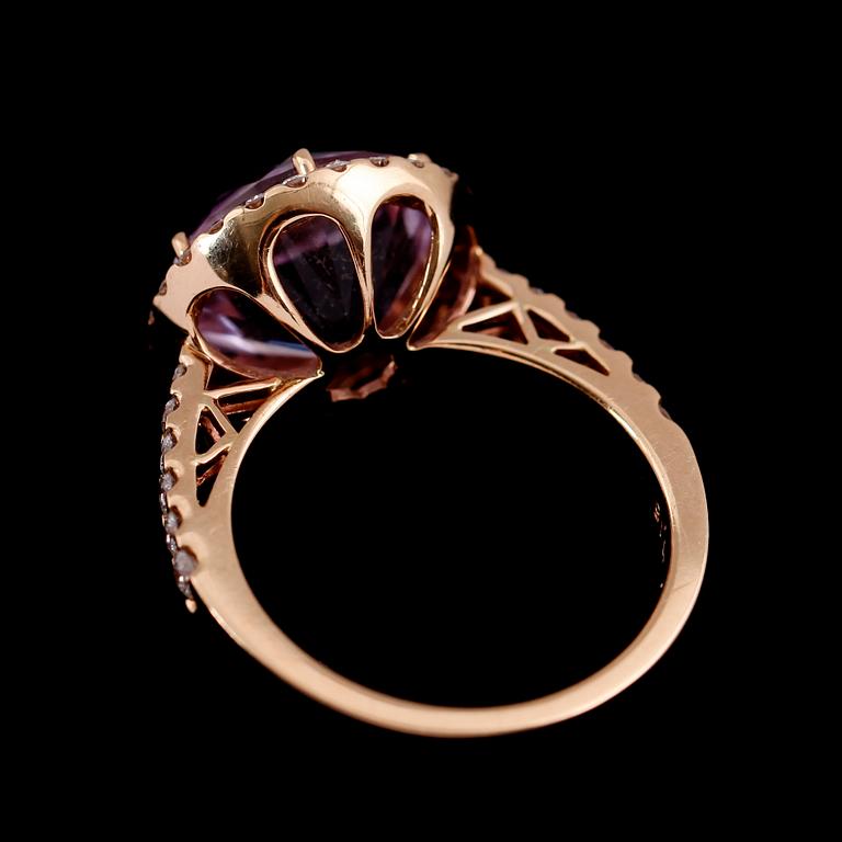 RING, 18 k roséguld, briljantslipade diamanter samt ametist.