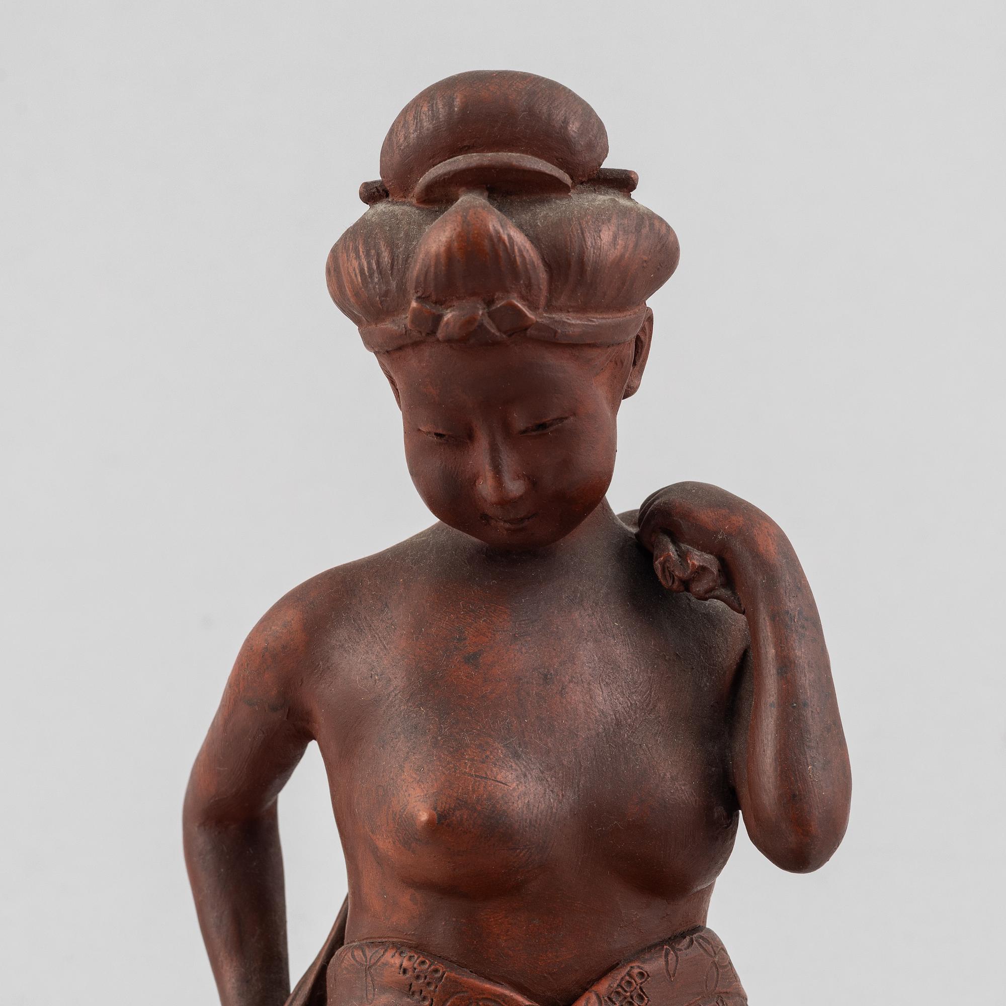 A pottery figure of a seated woman, Japan, Taisho period (1912-26), signed Sais.