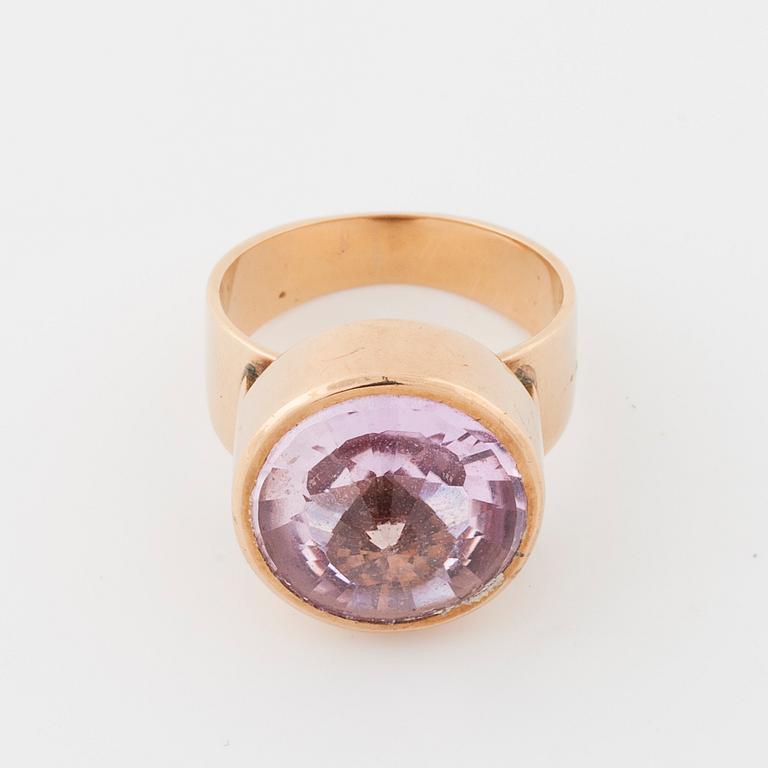 RING, med fasettslipad rosa sten.