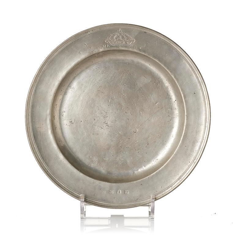 Tallrik, ur Hedvig Eleonoras Strömsholmsservis, av Nicholas Kelk (mästare i London 1638-88), daterat 1680.