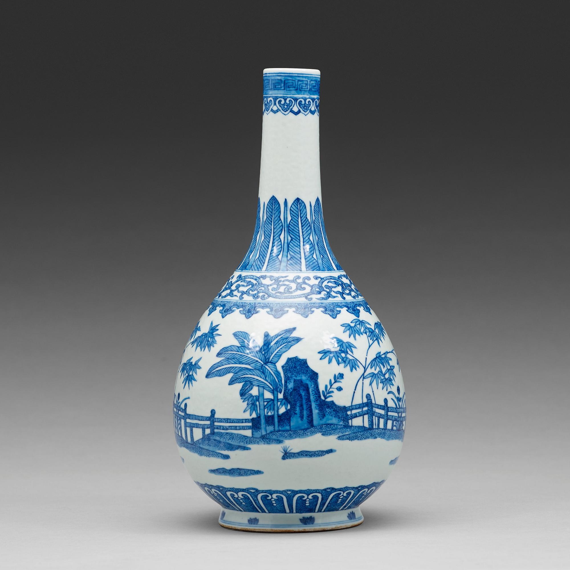 A blue and white bottle vase, Qing dynasty, Guangxu mark and period (1874-1908).