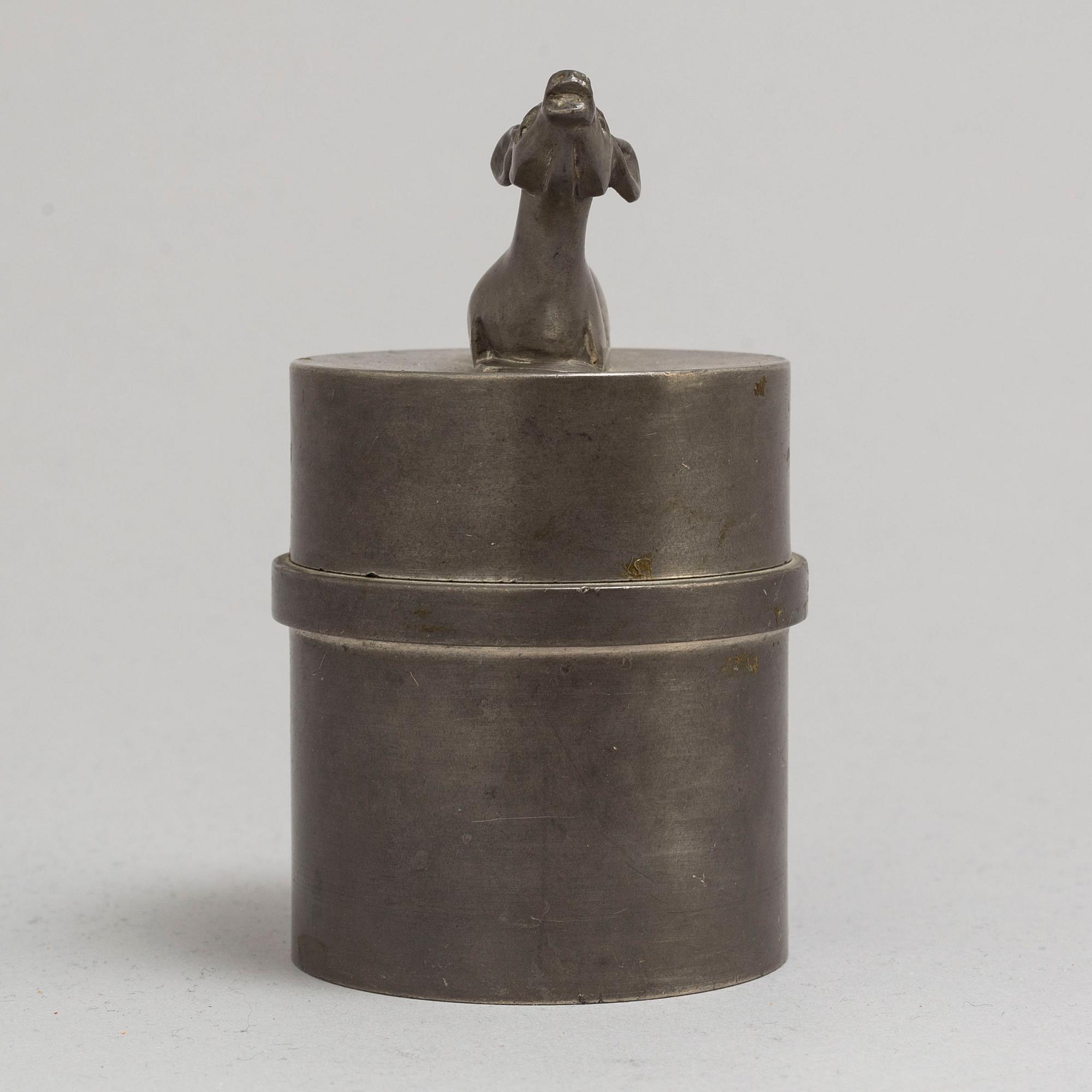 BURK MED LOCK, tenn, Firma Svenskt tenn, Stockholm, 1931.