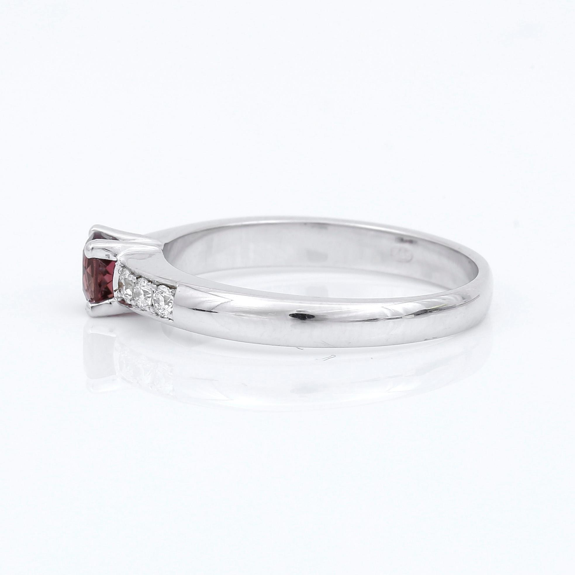 RING, 14K vitguld med turmalin 0,32 ct och briljantslipade diamanter tot ca  0,14 ct. Vikt 2,72 gram.