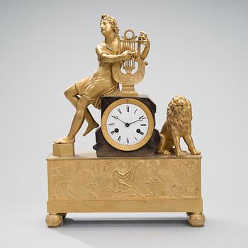 TABLE CLOCK, empire, France, gilt and patinated bronze, early 19th century.