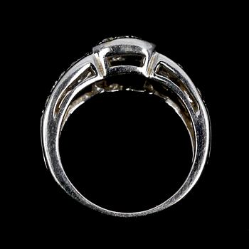 RING, 18k vitguld med diamanter, tot ca 1.50 ct.